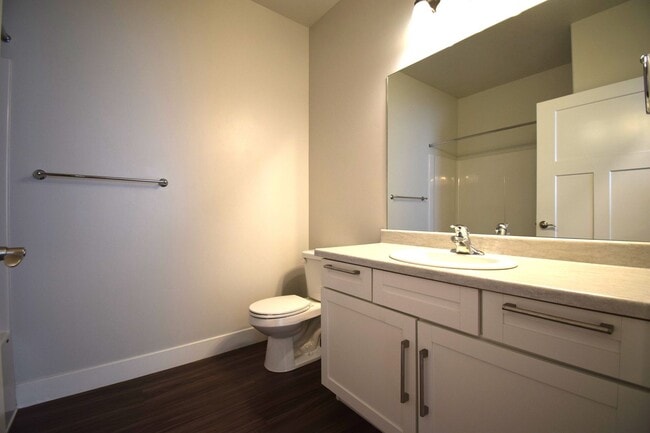 Building Photo - Bright 3 bed Condo with Pool, HOA, and Great Amenities!!