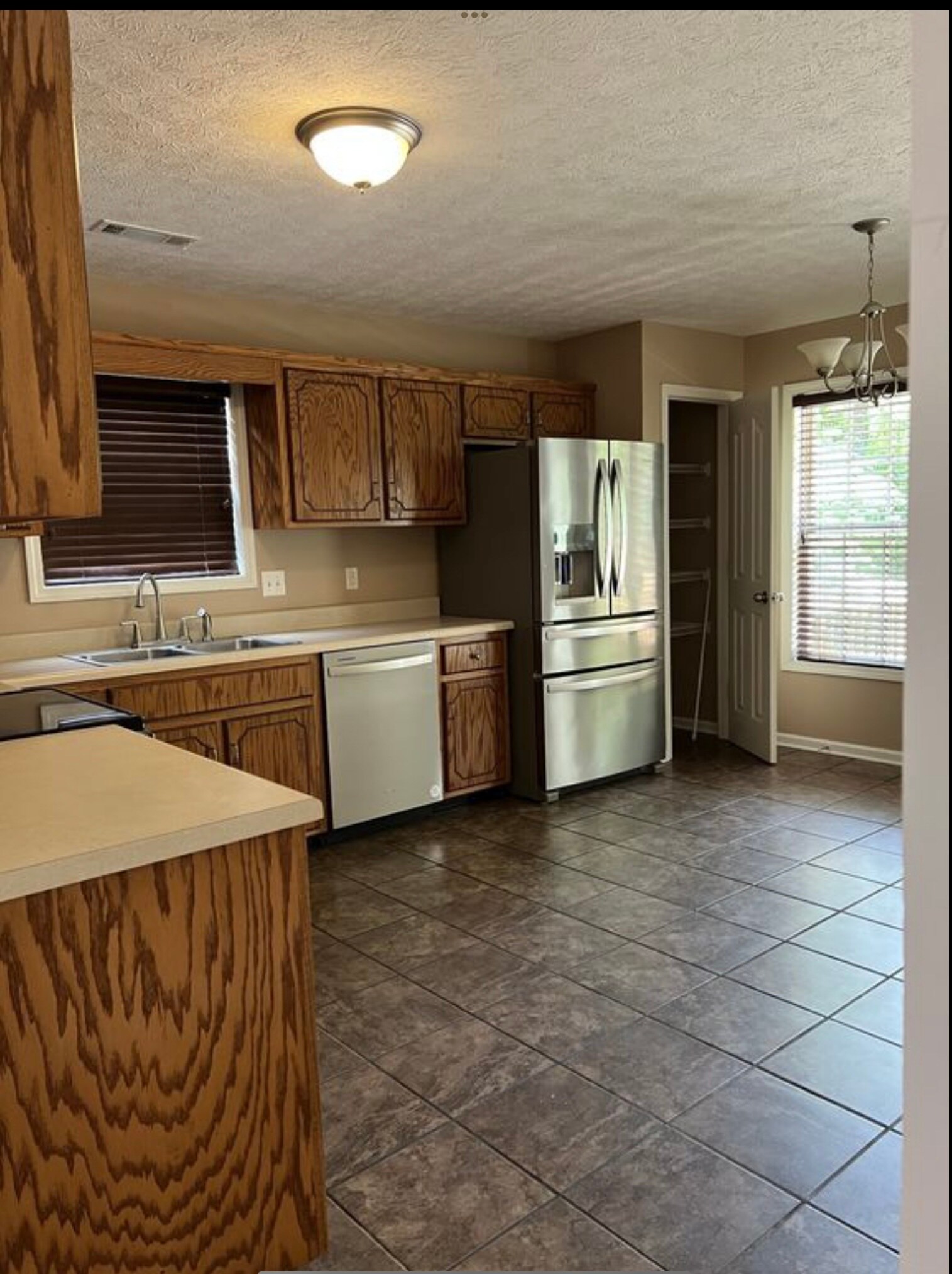 Building Photo - 1053 Red Apple Ct