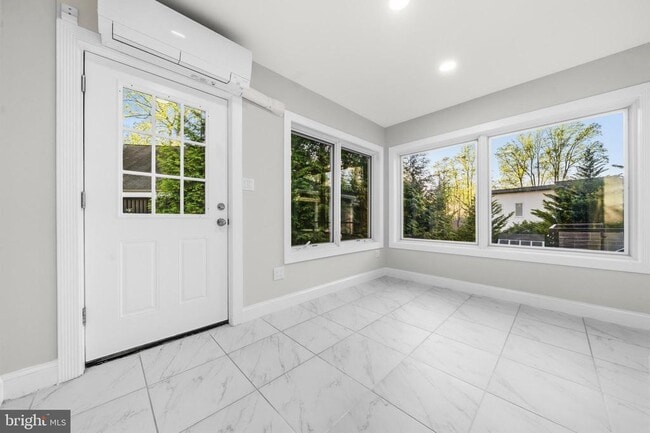 Building Photo - 9416 Holbrook Ln