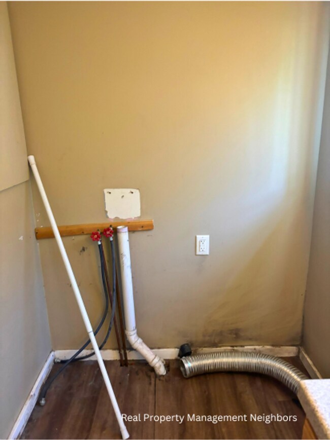 Building Photo - Large and Sunny 3 Bed 1 Bath Home Available for Rent in Edmore