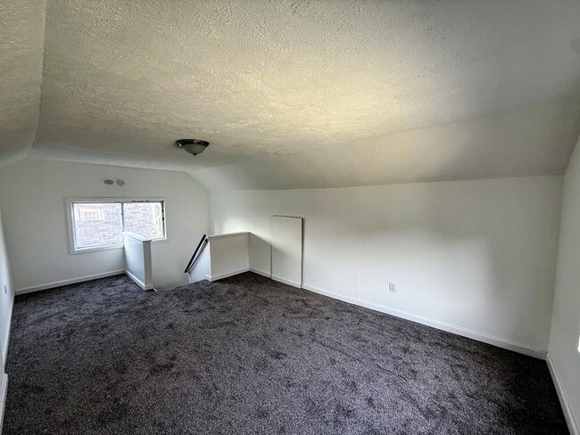 Building Photo - Four bedroom one bathroom single family home for rent