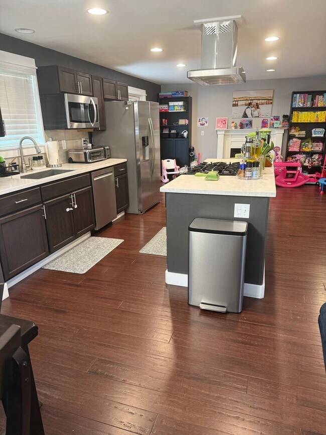 Building Photo - $500 move-in special! Spacious 4-bdrm/2.5-bath Hillsboro home. Fenced yard w/ covered deck, 2-car...