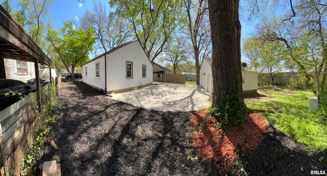 Building Photo - 1703 N Valley Ave