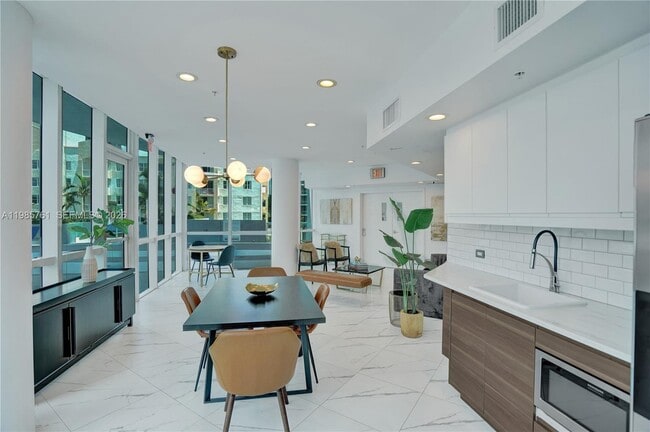 Building Photo - 480 NE 30th St