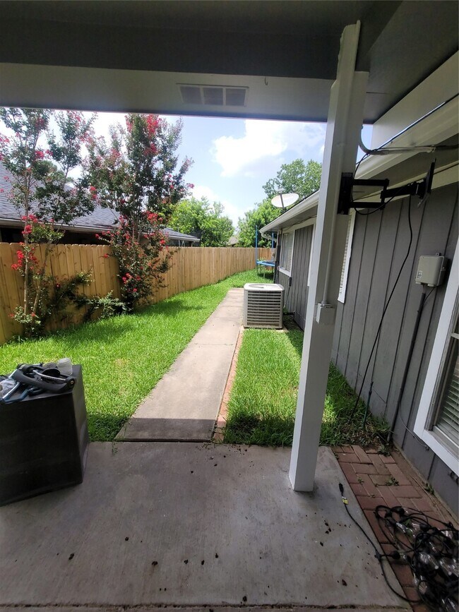 Building Photo - 6607 Readsland Ln