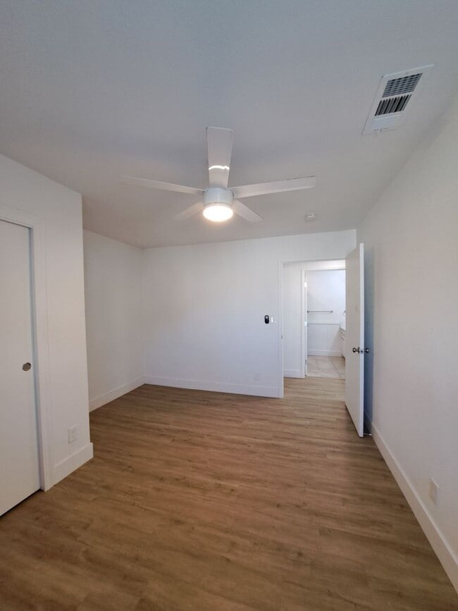 Building Photo - Beautiful 6-Bedroom Home with Pool & Outdo...