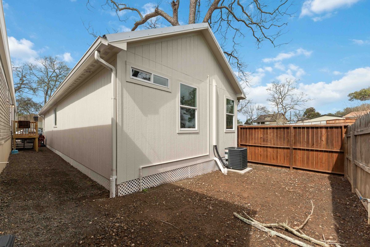 Building Photo - 1121 Edgewood Dr