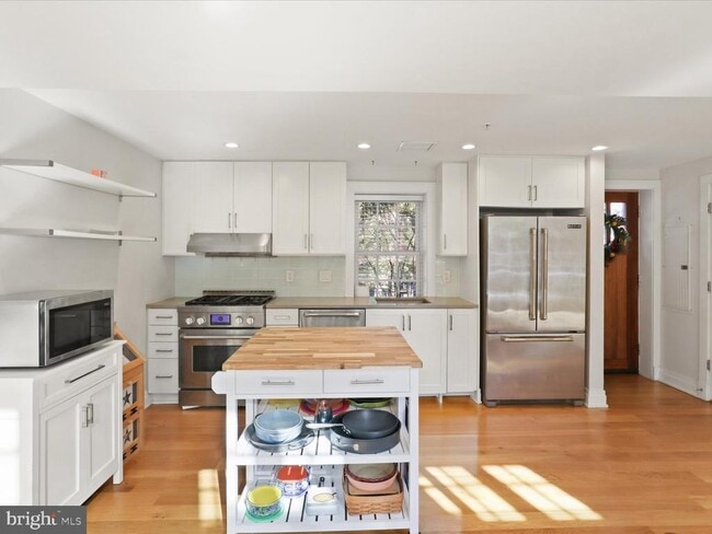 Building Photo - 631 D St SE