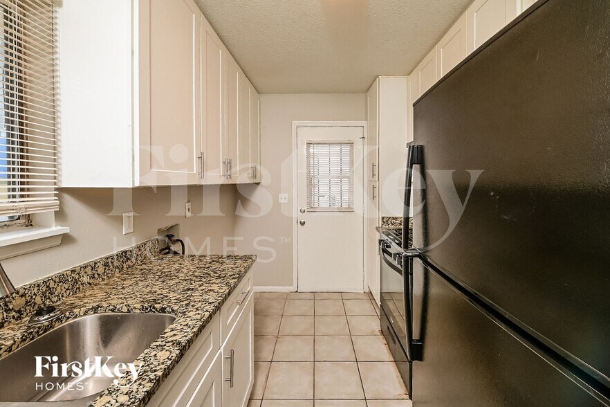 Building Photo - 2211 Cherokee Valley Cir