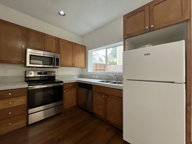 Building Photo - Bright End-Unit Townhouse with a Loft & Covered Patio