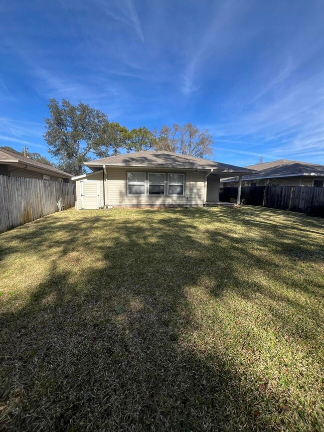 Building Photo - 808 Pine Alley St