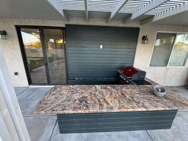 Building Photo - 3 BED, 2 bath, Single Story