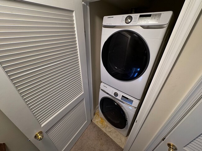 Building Photo - Fantastic 2 Bed 2.5 Bath Interior Townhome...