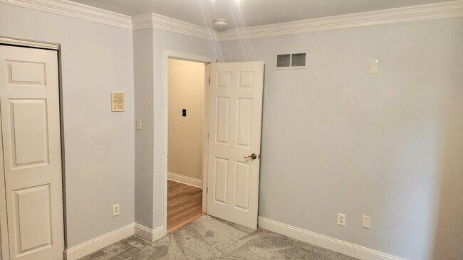 Building Photo - "Charming 3-Bed Oasis with 2.5 Baths on Carrington Court!"
