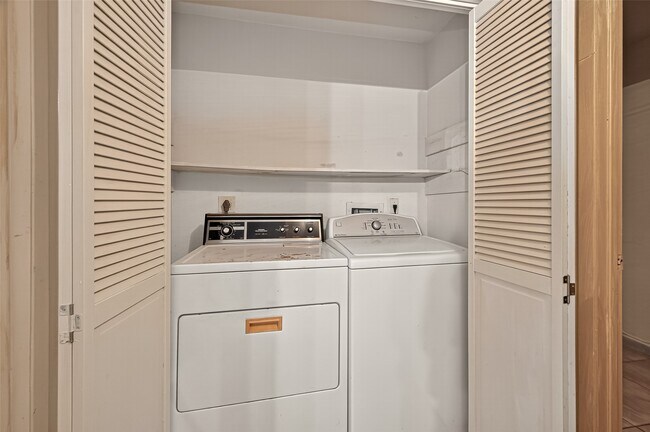 Building Photo - 8201 Richmond Ave.