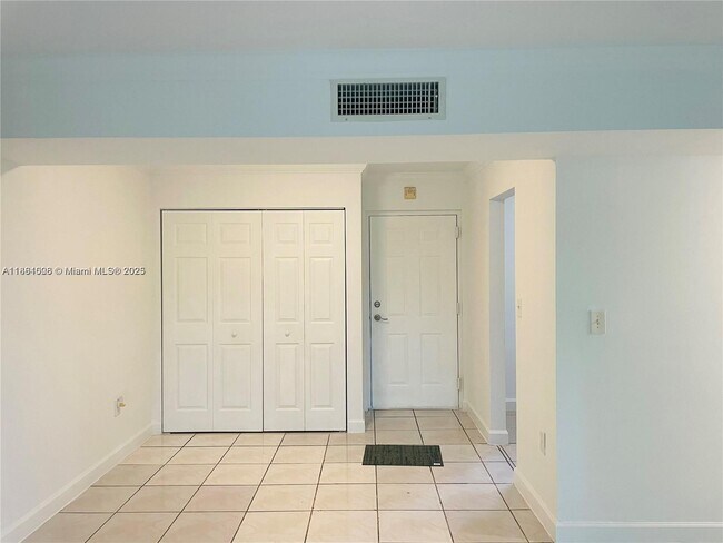 Building Photo - 9440 Fontainebleau Blvd