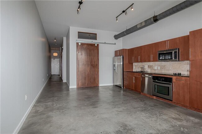Building Photo - 2124 E 6th St