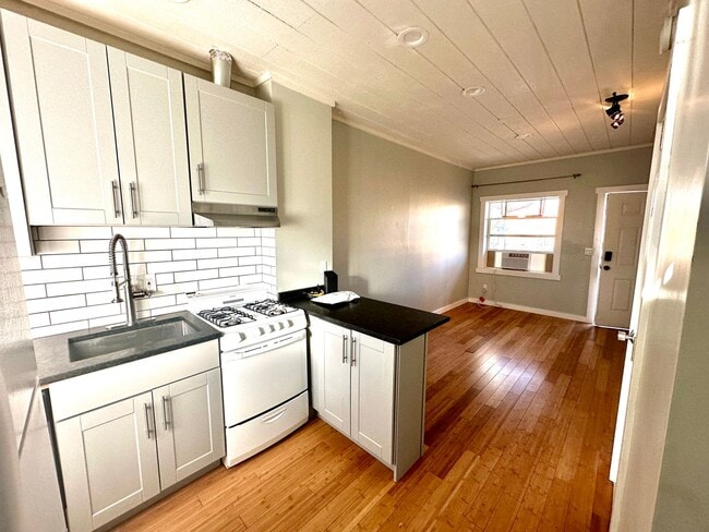 Building Photo - Charming One Bedroom Home in Sunnyside!