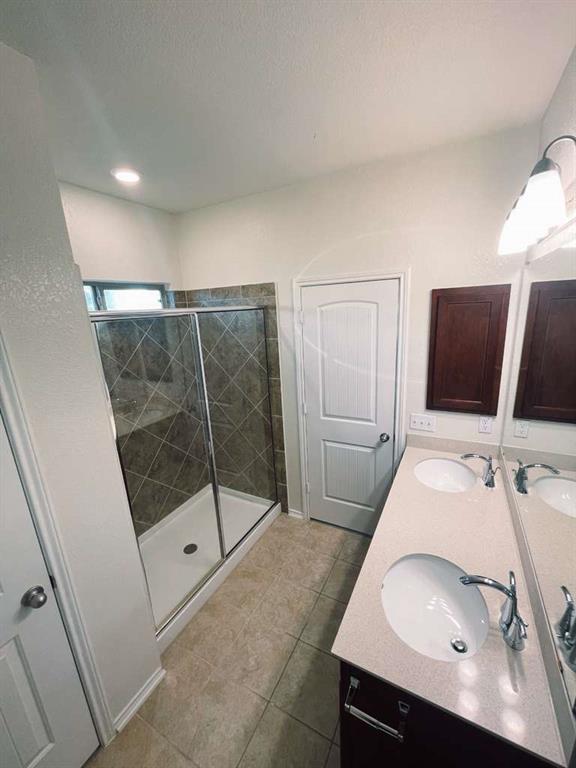 Building Photo - 321 Parrot Tulip View