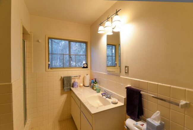 Bathroom upstairs - 5394 Village Grn