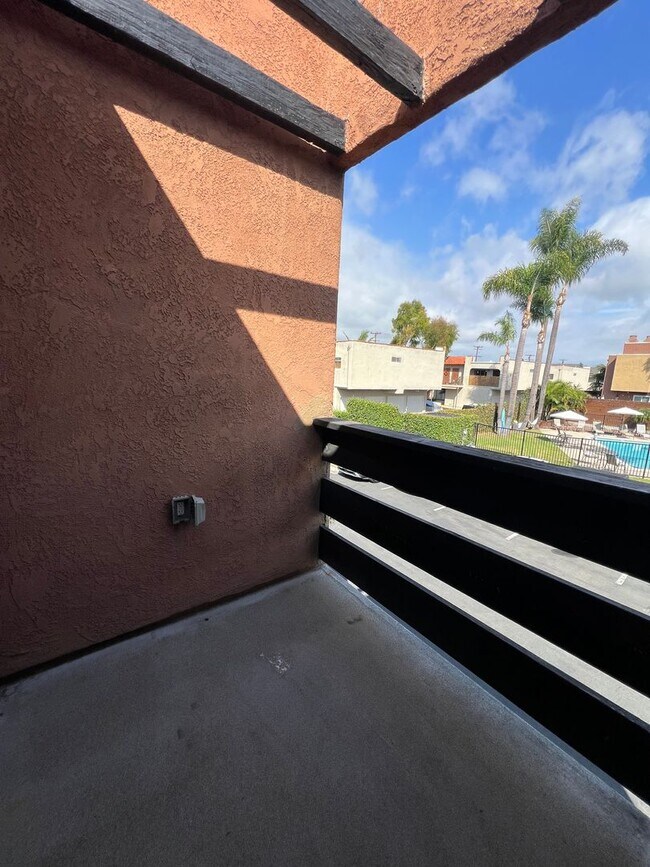 Building Photo - Tri-Level 2bed 2bath Huntington  Beach Home