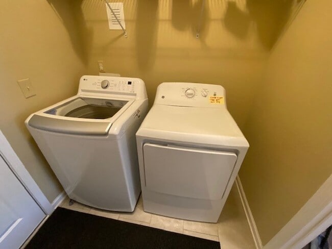 Building Photo - Welcome to this fully furnished 3-bedroom, 3-bathroom townhouse located in the vibrant Hawkeswate...