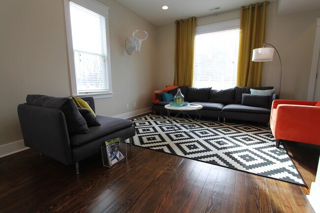 Building Photo - Large 3 bedroom 2.5 bath remodeled home! L...