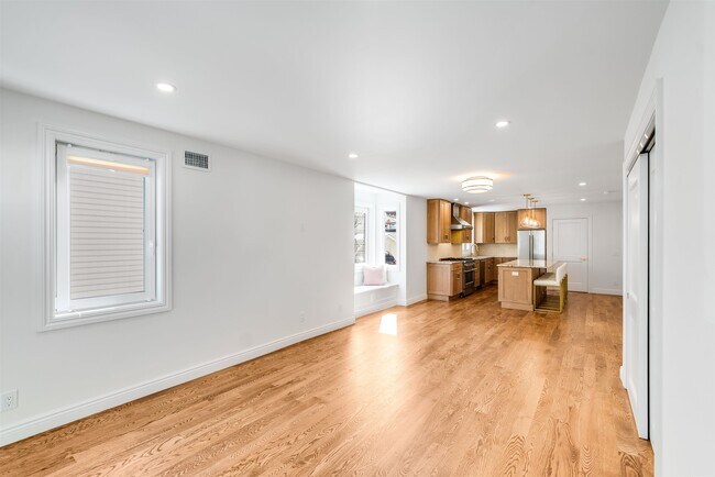 Building Photo - 11 Walnut St