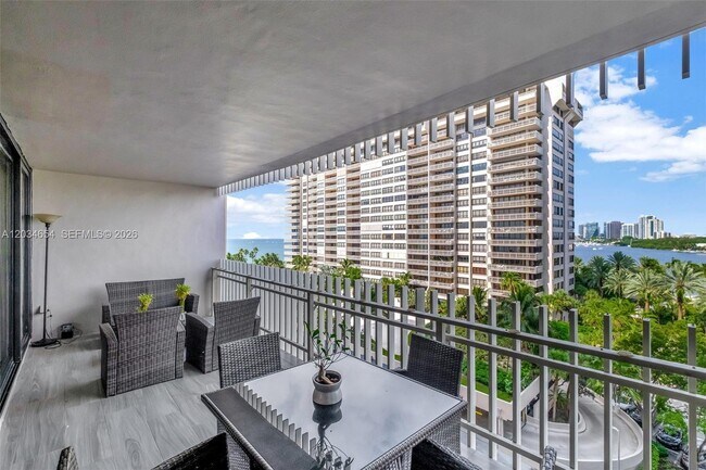 Building Photo - 2 Grove Isle Dr