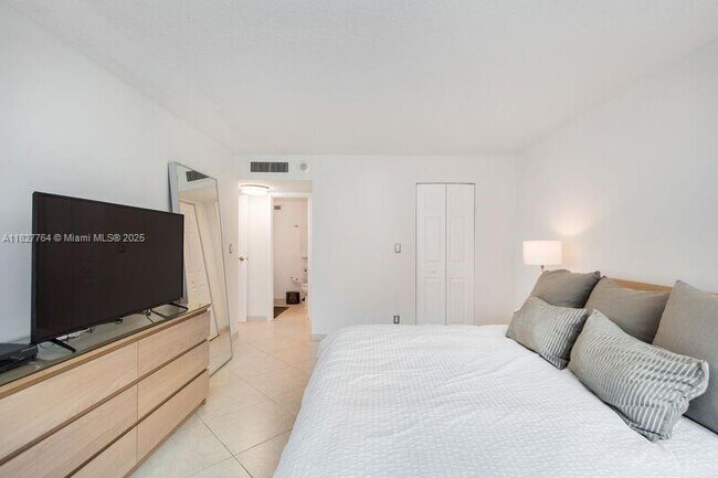 Building Photo - 2655 Collins Ave