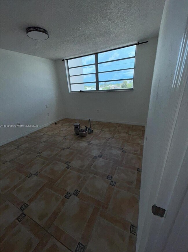 Building Photo - 7850 Byron Ave