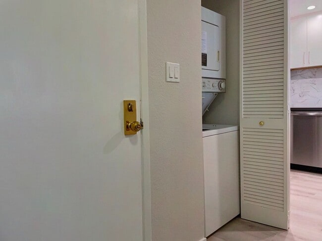 Building Photo - Newly Remodeled 1 Bed, 1 Bath Condo with O...