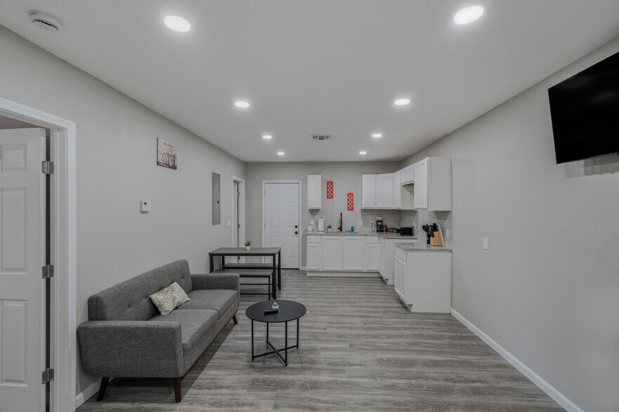 Building Photo - 2306 E Houston St