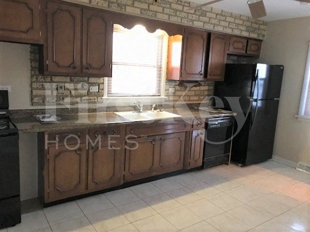 Building Photo - 701 E 162nd Pl