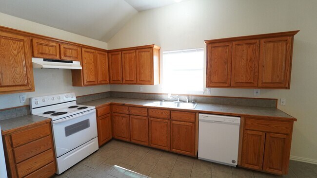 Building Photo - FOR LEASE! Duplex - 3 BR - 2 BA - Duplex in Peaster ISD