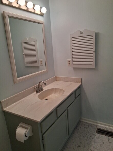 Bathroom cabinet - 1858 Queensbridge Cir