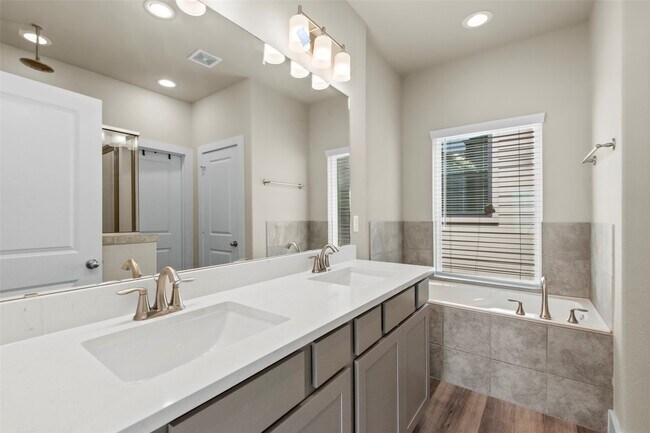 Building Photo - 9012 Lonestar Creekbend Ln