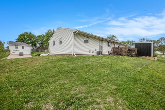 Building Photo - *MOVE IN SPECIAL* $250 Off First Full Month's Rent OR Free 55in TV! Beautiful 2BR/1BA Duplex in I...