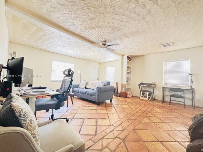 Building Photo - 1913 Riverside Dr