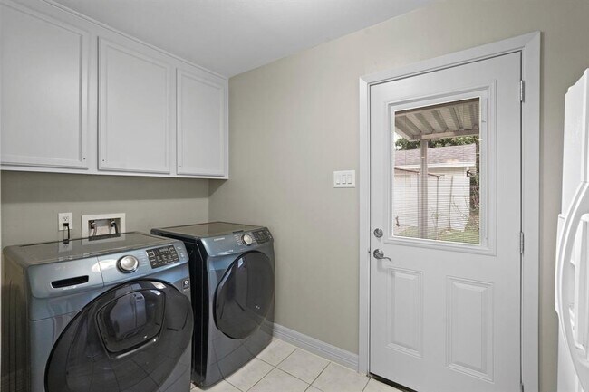 Building Photo - 5618 Bankside Dr