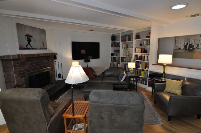 Building Photo - 4 Bedroom Pool Home for Rent in Woodland H...
