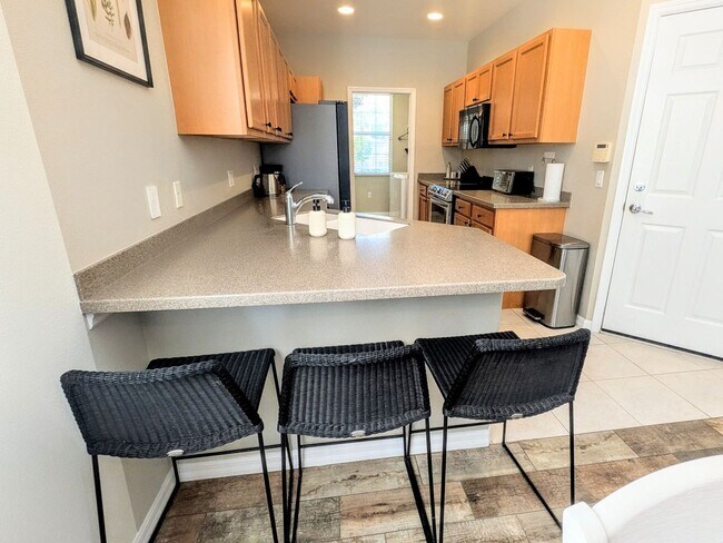 Building Photo - Seasonal/short term/annual  3/3 spacious townhouse with water view off University PKWY