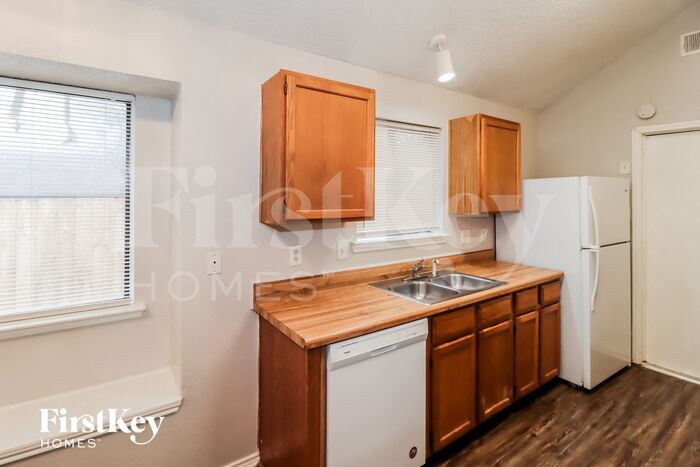 Building Photo - 3200 Creekwood Ln