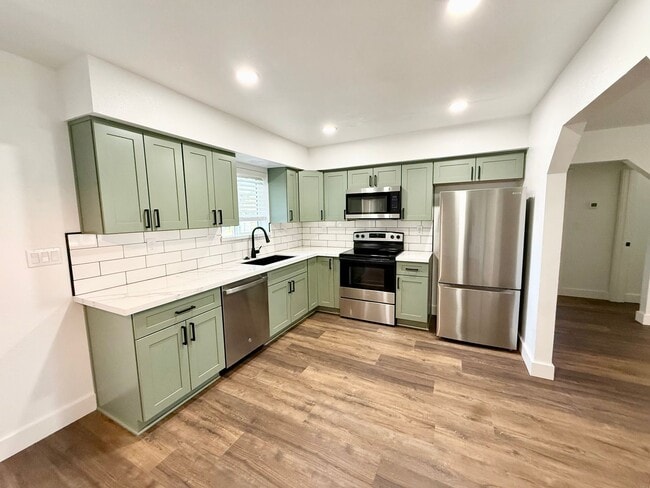 Building Photo - Newly Remodeled 2 bed 1 bath!