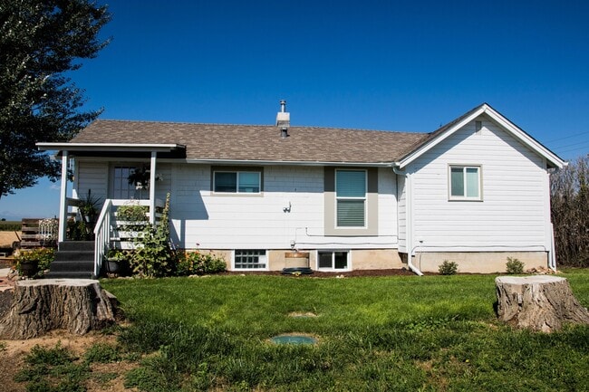 Building Photo - Quaint ranch style 1 bedroom, 1 bathroom in Windsor!