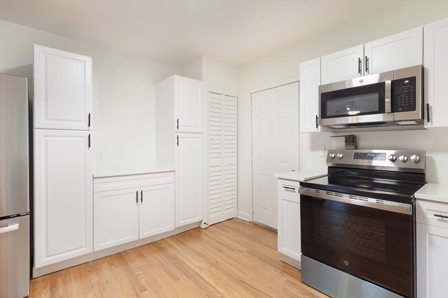 Building Photo - Beautiful Newly Renovated 2/1 w/ Large Fen...