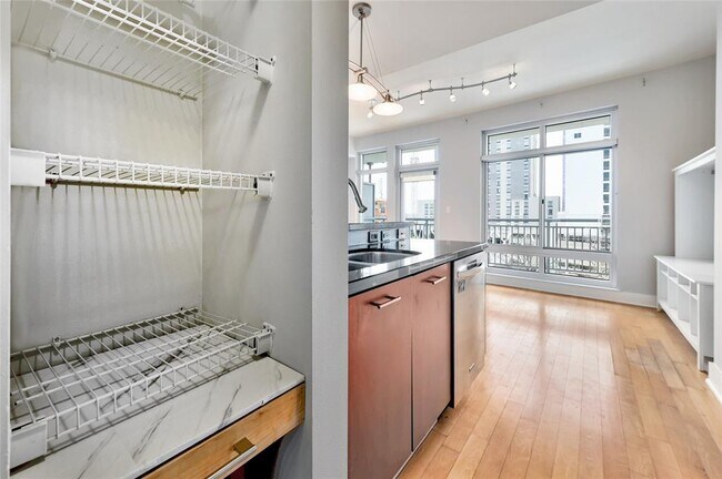 Building Photo - 603 Davis St