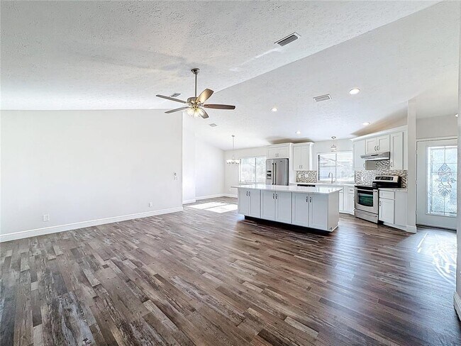 Building Photo - 1715 S Pebble Beach Blvd