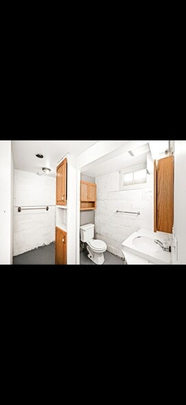 Building Photo - 445 E Oxford St