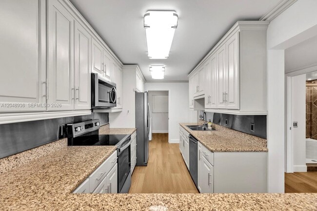 Building Photo - 200 Golden Isles Dr